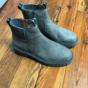 Brand new never worn Madewell Chelsea Boot